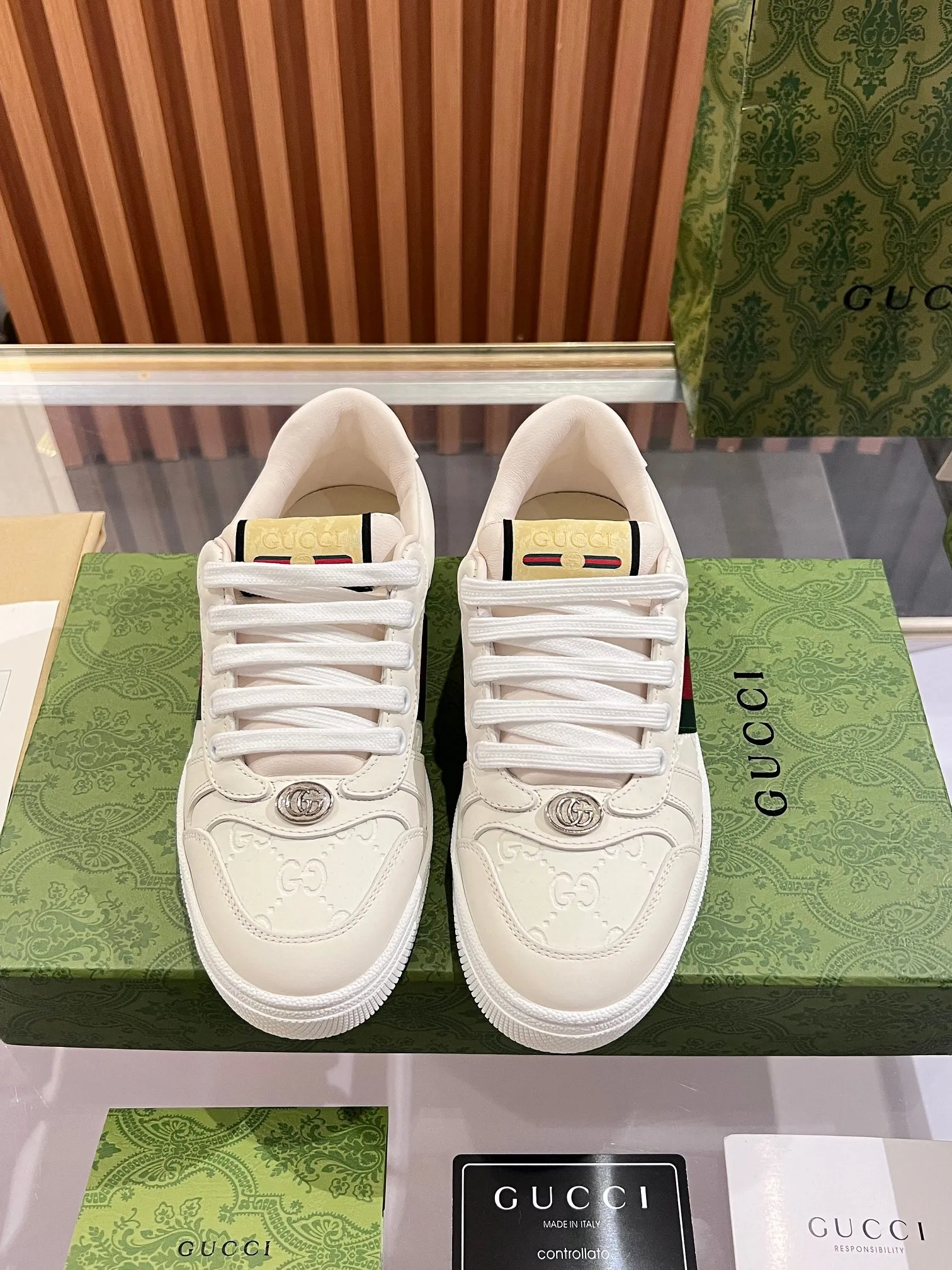 👟👟Ex-factory price 540👟👟 ⚡️Gucci Dirty Shoes Top factory quality, impeccable at the counter, the comfort is incredible. Retro distressed elements, washed retro logo on the tongue, metal double LOGO, 99% recognizable, full of Gucci elements; terry cloth lining, cowhide foot pads and 3mm latex are much more comfortable than real leather shoes. Environmentally friendly TPU wear-resistant outsole, soft and elastic. The inside of the tongue is made of imported elastic bands, which have great tension and won't strangle your feet. I don't develop the shoes without the original version. Only by getting the original version can the shoes be accurate and beat the market version instantly. Every stitch and every stitch is very tight and full. The debugging process is the most painstaking and requires no less than a hundred modifications before it is adjusted to the perfect state so that it can be worn comfortably by all foot types! Size 35-40 women’s model)